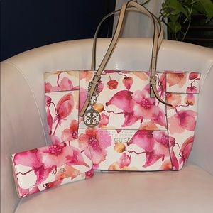 Guess purse and matching wallet